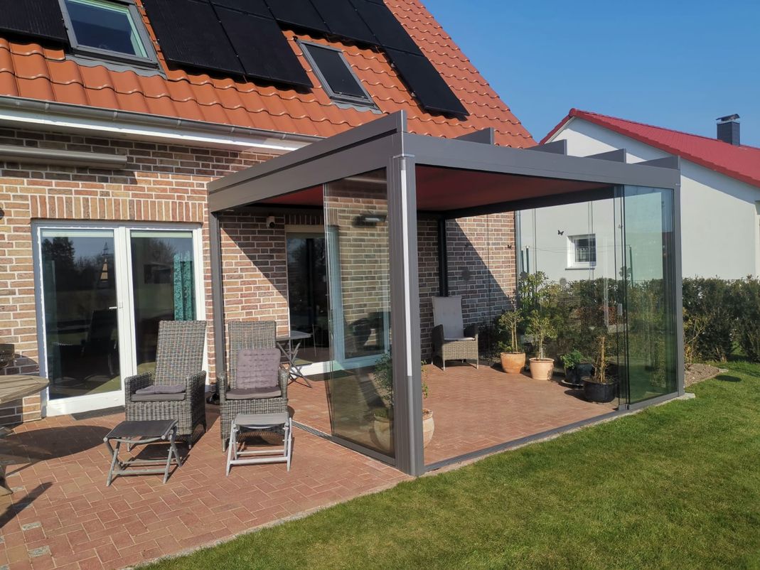 Markisen Lübeck, Gardinen, Jalousien, Rollos, Plissees, Velux, Fenster, Sonnenschutz, Beschattung, Preis, günstig, gut, Sonne, Lübeck, Luebeck, Helmbold, Rollladen Lübeck, Jalousetten Lübeck, Gardinen Lübeck, Polsterarbeiten Lübeck, Teppich Lübeck, Wintergartenbeschattung Lübeck, Sommemschutz, Markisen, errassenüberdachungen, Glasoasen, Rollläden, Pergolamarkisen