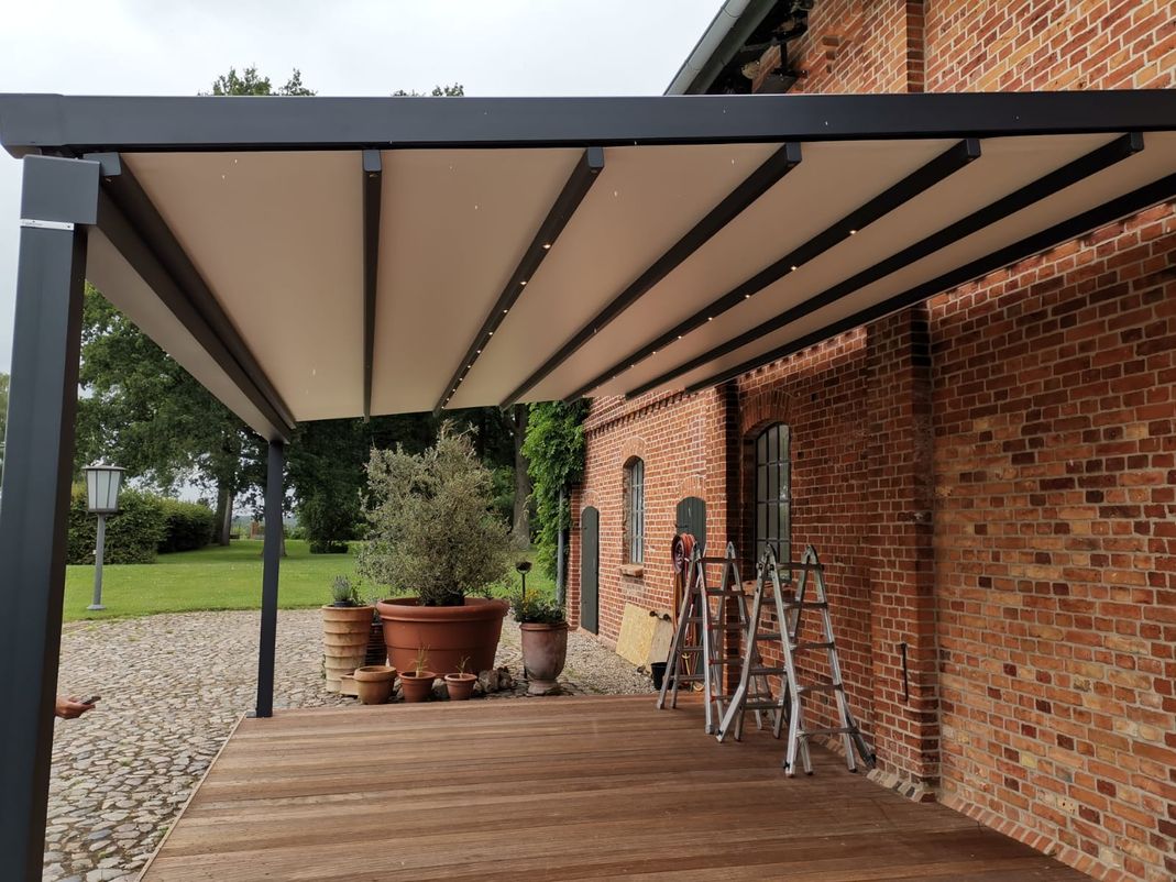 Markisen Lübeck, Gardinen, Jalousien, Rollos, Plissees, Velux, Fenster, Sonnenschutz, Beschattung, Preis, günstig, gut, Sonne, Lübeck, Luebeck, Helmbold, Rollladen Lübeck, Jalousetten Lübeck, Gardinen Lübeck, Polsterarbeiten Lübeck, Teppich Lübeck, Wintergartenbeschattung Lübeck, Sommemschutz, Markisen, errassenüberdachungen, Glasoasen, Rollläden, Pergolamarkisen