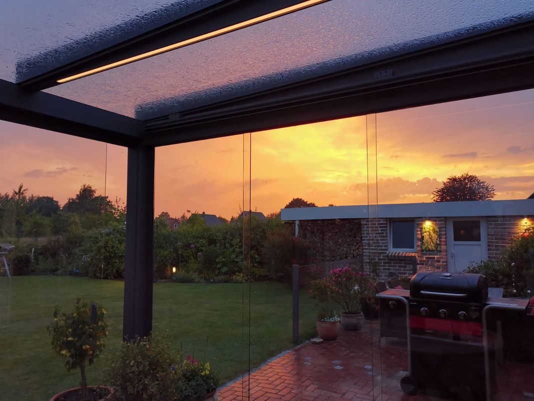 Markisen Lübeck, Gardinen, Jalousien, Rollos, Plissees, Velux, Fenster, Sonnenschutz, Beschattung, Preis, günstig, gut, Sonne, Lübeck, Luebeck, Helmbold, Rollladen Lübeck, Jalousetten Lübeck, Gardinen Lübeck, Polsterarbeiten Lübeck, Teppich Lübeck, Wintergartenbeschattung Lübeck, Sommemschutz, Markisen, errassenüberdachungen, Glasoasen, Rollläden, Pergolamarkisen